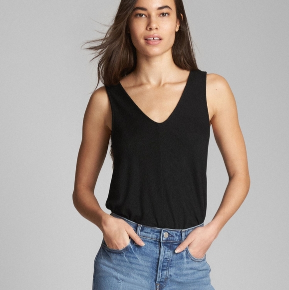 GAP Tops - 🌿3/$20 Gap black tank top